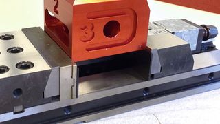 Bild 1: Voraussetzung für eine störungsfreie Mehrseiten- und Komplettbearbeitung auf Bearbeitungszentren ist ein möglichst allseitiger und ungehinderter Zugang zum Werkstück. (Bild: Claxx)