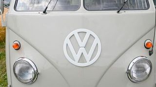 Damit der Volkswagen-Konzern angesichts einiger Mängel in Sachen Wind- und Solarstrom beseitigen kann, setzt das Unternehmen jetzt auf große Batteriespeicher, die zukünftig mit ausrangierten E-Mobil-Batterien bestückt werden. Hier die Details ... (Bild: Volkswagen)