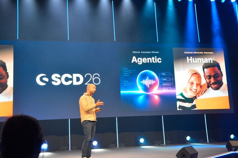 Sebastian Hamann, Co-CEO von Shopware, beschrieb die 2 parallelen Realitäten im KI-getriebenen E-Commerce: AI-getriebene Produktsuche und autonomes Einkaufen auf der einen und Vertrauen und Markenerlebnisse auf der anderen Seite. (Bild: Shopware)
