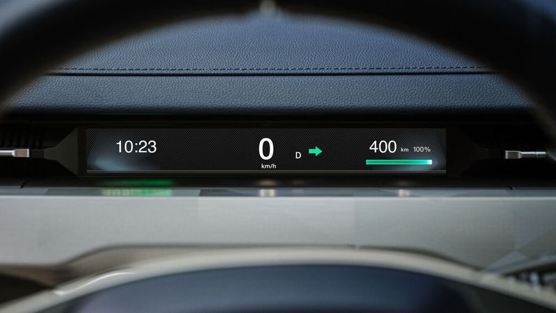 Ein schmales Display vor dem Lenkrad liefert die Basis-Informationen. (Bild: Aiways)