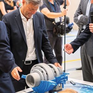 An einem Modell probiert Minister Habeck die Funktionsweise eines Windgetriebes aus…(Bild:  Flender GmbH)