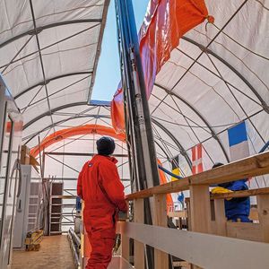 Zelt mit Bohrmast. In der Ende Januar abgeschlossenen Feldsaison 2022/23 wurde eine Tiefe von 808 Metern erreicht.(Bild:  PNRA/IPEV)