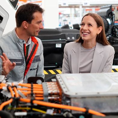 Dr. Peter Demmel, Leiter Montage im Werk München von MAN Truck & Bus SE, und Dr. Sara Schiffer, CEO von Hylane, bei der Produktion des „eTGX“ im MAN-Werk in der bayerischen Landeshauptstadt. (Bild: Hylane)