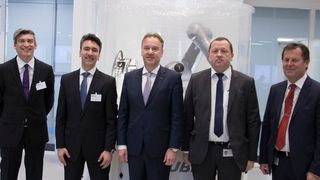 (v.l.n.r.: Andrea Barbolini, VP, Solutions Management, Machine Solutions, Schneider Electric; Ali Haj Fraj, SVP Machine Solutions, Industry Business, Schneider Electric; Gerald Vogt, Group Division Manager, Stäubli Robotics; Jean-Marc Dalmasso, Deputy Business Unit Manager, Stäubli Faverges; Yves Gelon, Robotics Division Manager, Stäubli Faverges (Stäublin)