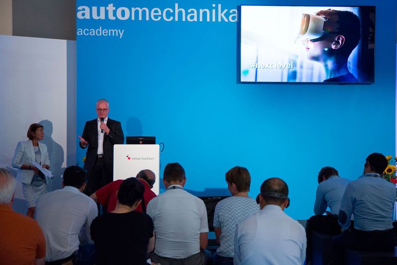 Ebenfalls seit 1996 geben Vorträge und Diskussionsrunden im Rahmen der Automechanika Academy unter anderem Antworten auf die Frage, wie wir morgen arbeiten und mobil sein werden. (Bild: Messe Frankfurt)