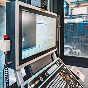 Kommandozentrale: Die Bedienung der Anlage erfolgt mithilfe einer Heidenhain-Steuerung TNC 640.(Bild:  onemorepicture / Bimatec Soraluce)