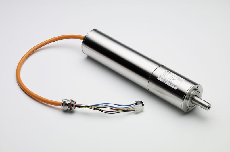 Gefertigt aus Edelstahl mit einem Durchmesser von 60 mm: Beim Servomotor ist die Mikroelektronik in Achsrichtung angesetzt. Ein bereits vorkonfektioniertes Kabel erleichtert den Anschluss. (Archiv: Vogel Business Media)