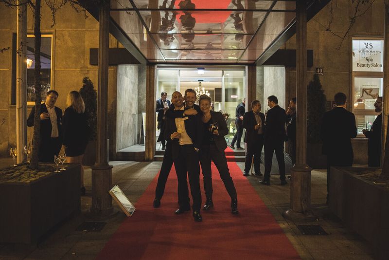 Vor dem Hotel werfen sich Harry Krämer und Andreas Schophoven (beide Software AG) und Alexandra Kory (Teradata) in Pose. (Bild: artful rooms / VIT)