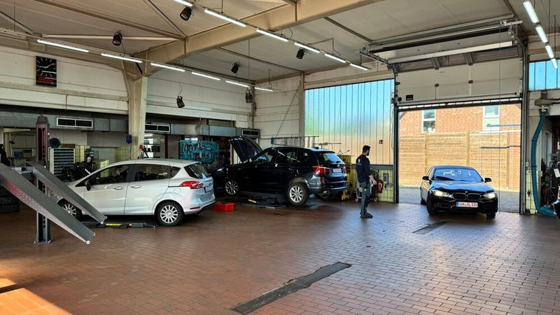 Nico Höpcke zeigt, dass die Strahlkraft der Kfz-Branche ungebrochen ist. Trotz der großen Herausforderungen, die eine Unternehmensgründung oder -übernahme mit sich bringt, erfüllen sich immer wieder tatkräftige junge Menschen im Kfz-Gewerbe ihren Traum von der Selbstständigkeit. (Bild: Schreiner – VCG)