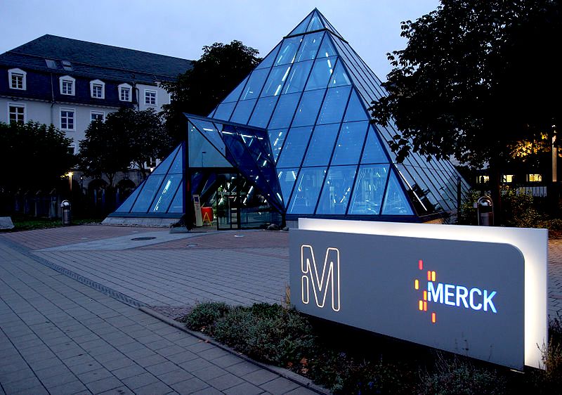 Platz 10: Merck Das Chemie- und Pharmaunternehmen Merck ist auf Platz 10 der attraktivsten Arbeitgeber unter Naturwissenschafts-Studenten. Es bietet Produkte für die Bereiche Healthcare, Life Science und Performance Materials an. Zudem engagiert sich der Konzern in gemeinnützigen Projekten, was er anlässlich seiner 350-Jahr-Feier Anfang 2018 weiter ausbaute.  Bild: Armin Kübelbeck, https://commons.wikimedia.org/wiki/File:Merck_KGaA_01.jpg (CC BY-SA 3.0) (Bild: Armin Kübelbeck (CC-BY-SA 3.0))