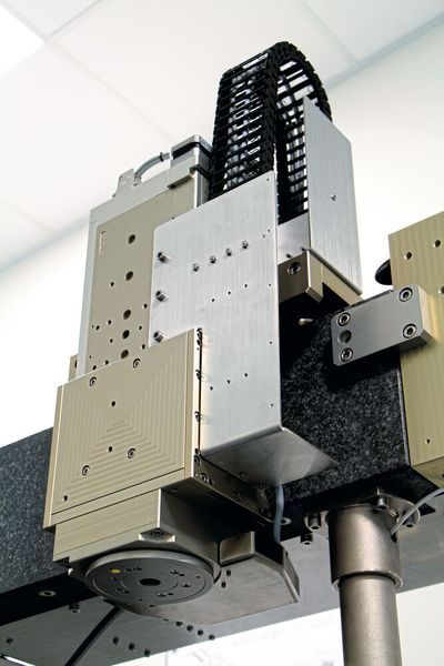 An der Z-Achse sorgt ein Kugelgewindetrieb mit Schrittmotor für hohe Steifigkeit und einen  hohen Wirkungsgrad. (Bild: Steinmeyer Mechatronik)
