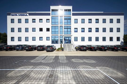 Der Standort in Weikersheim hat eine lange technologische Historie. Heute ist dort mit dem Technology Flagship ein Technologie- und Fertigungszentrum entstanden.(Bild: Data Modul)