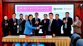 Dr. Jian Gong, Project and Marketing Director, Performance Oxidants, Business Line Active Oxygens (links) bei der Vertragsunterzeichnung mit Baowei Yu, Chairman of China Pingmei Shenma Group Nylon Technology. (Bild: Evonik)