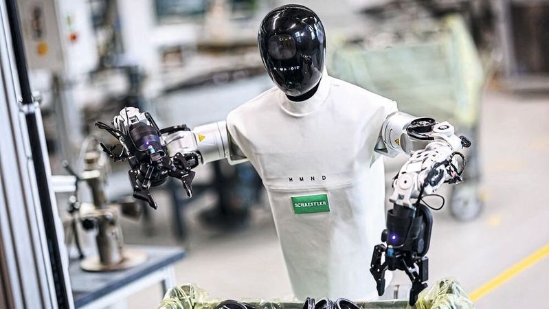 Humanoide fertigen für Humanoide: In Schaefflers neuem Werk im chinesischen Taicang montieren sechs humanoide Roboter Antriebskomponenten für andere Humanoide.(Bild:  Daniel Karmann/Schaeffler)