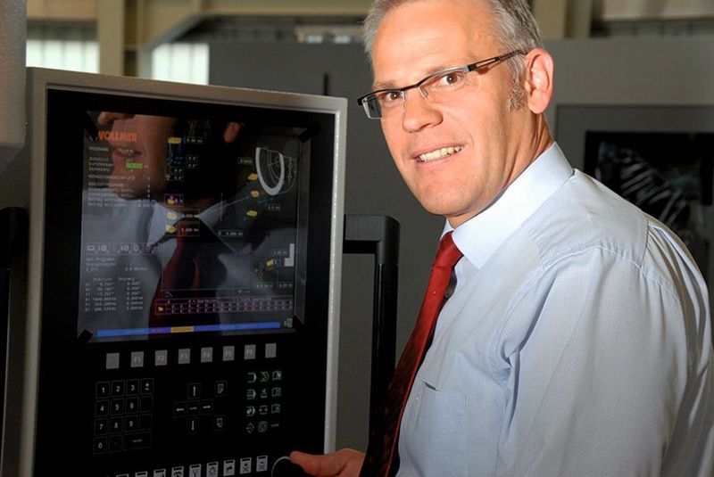 Dr. Stefan Brand, Geschäftsführer der Vollmer Werke Maschinenfabrik GmbH, Biberach: „Selbst wenig geübte Mitarbeiter können mit der Simulationssoftware Exlevel PKD-Bohrwerkzeuge mit Sandwichplatten oder Sintertechnik in einem Kombiprozess simulieren, vermessen, erodieren und schleifen.“  (Bild: Vollmer)