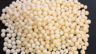 Das neuartige Peroxid wird laut Polyvel Europe erst in ein Konzentrat und dann in Pelletform gebracht. Dabei werde die Chemikalie vom Trägermaterial vor Umwelteinflüssen abgekapselt. In dieser Form kann sich das Peroxid nicht verflüchtigen, heißt es, und ist über fünf Jahre haltbar. Die Lagerung gilt als unkompliziert und sei ohne Einhaltung von Vorgaben möglich. (Polyvel Europe)