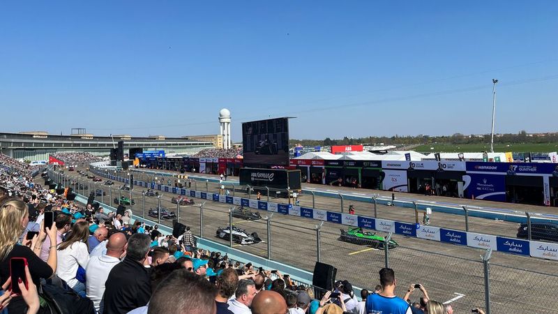 Beim Rennen am Samstag in Berlin landeten die Nissan-Fahrer Sacha Fenestraz und Norman Nato auf den Rängen 12 und 13. (Bild: Simon – »kfz-betrieb«)