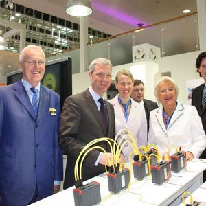 Bundesumweltminister Dr. Norbert Röttgen zu Gast am Harting-Stand (v. l. n. r.): Dietmar Harting, Dr. Norbert Röttgen, Maresa Harting-Hertz, Rüdiger Prill, Margrit Harting, Ascan Hertz.