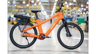 Das neue igus bike als E‑Bike-Variante: Zu 50 Prozent aus recycelten Fischernetzen gefertigt, steht es für eine nachhaltige und wartungsarme urbane Mobilität.  (Bild: igus)