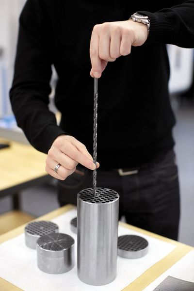 Mit dem optimalen Kühlschmierstoff konnte die Bearbeitungszeit beim Tieflochbohren von ursprünglich drei Minuten auf zehn Sekunden verkürzt werden. (Bild: Blaser)
