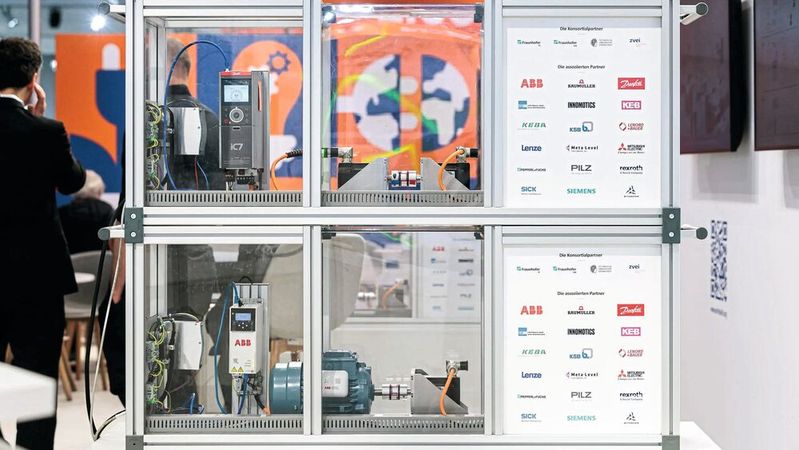 Auf der SPS zeigte das Forschungsprojekt Antrieb 4.0 erstmals am Beispiel der „Ganzheitlichen energieeffizienten Auslegung von Antriebslösungen“ und dem „Digitalisierten Asset Management“, wie multilaterales Datenteilen in Echtzeit funktioniert.(Bild:  ZVEI)