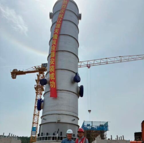 CRI Project Manager John Milner and Fu Hui – Methanol Project Director of the Technology Team (CNTY) after successful erection of the e-methanol reactor on site.(Source:  CRI)