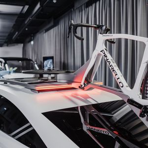 Die Haltevorrichtung für das Rennrad setzt an den Heckspoiler an.(Bild:  Autoren-Union Mobilität/Genesis)