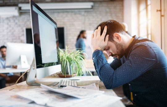 Jeder zweite operative Mitarbeiter klagt über Stress. Arbeitsbedingter Stress führt dazu, dass Mitarbeitende schon einmal überlegen, ihren Job zu kündigen.(Bild:  NDABCREATIVITY - stock.adobe.com)