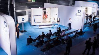 Les présentations technologiques du Grinding Symposium 2019 ont été mises en place en cercle, à la manière d'une place, dans les halles de l’exposition de Thoune. (David Schweizer)