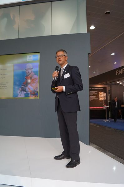 „Wir ermöglichen es unseren Kunden, sich auf unsere Kernkompetenz zu konzentrieren“ erklärt Töpfer auf der Hannover Messe (Bild: PROCESS)