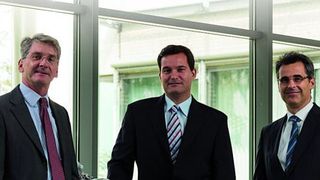 V.l.n.r.: Dr. Alfons Hätscher, Geschäftsführer Finanzen (CFO), Frank M. Anisits, Geschäftsführer Produktion (COO) und Dr. Thomas Brücher, Geschäftsführer Vertrieb, Einkauf und Entwicklung (CSE). (Foto: Hirschvogel)