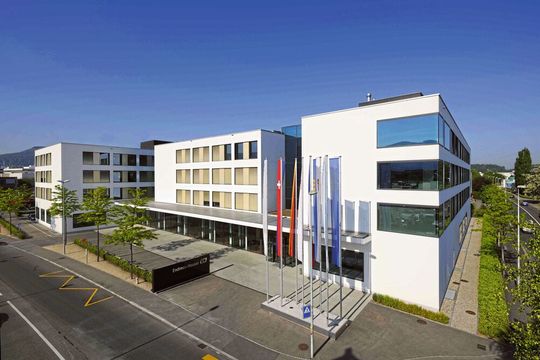Siège social moderne : la société de vente suisse partage désormais le bâtiment « Sternenhof » à Reinach avec diverses autres sociétés du groupe. Siège social moderne : la société de vente suisse partage désormais le bâtiment « Sternenhof » à Reinach avec diverses autres sociétés du groupe.