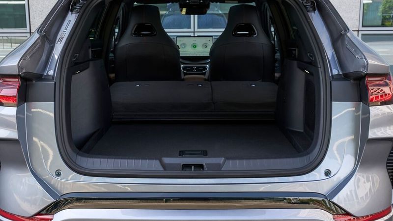 Auf Wunsch kann das Gepäckabteil auf 1.440 Liter wachsen. (Bild: BYD)