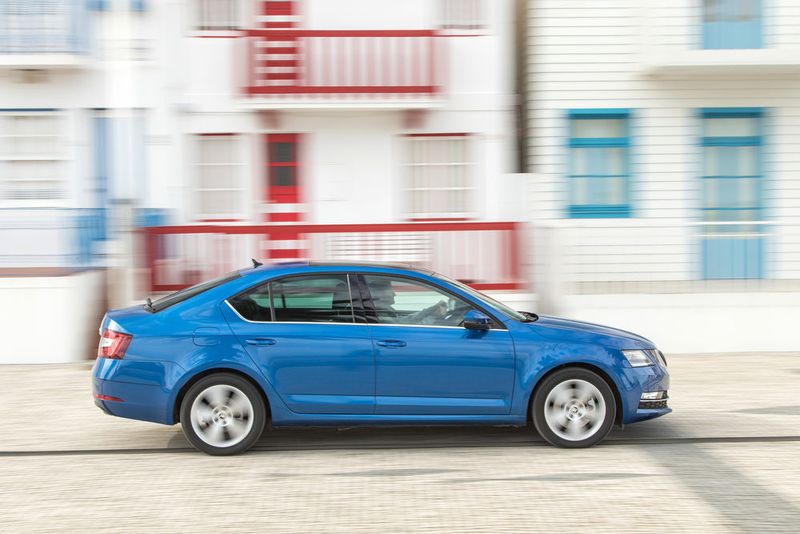 Nach seinen Angaben verläuft die Seitenlinie des Octavia nun gerader, die Räder ragen weiter heraus.  (Skoda)