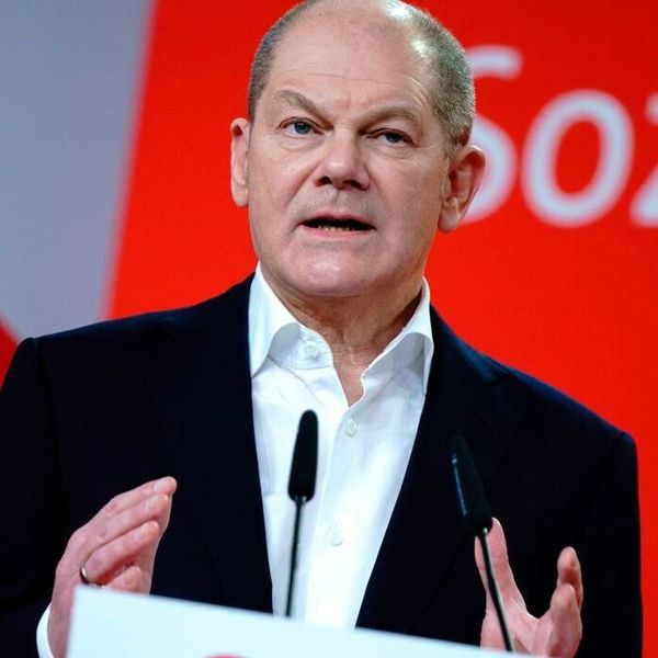 Sie sind gefragt, Herr Scholz! Denn der neue Bundeskanzler soll in Sachen Energiepreisexplosion Abhilfe schaffen. Das jedenfalls fordert der Bundesverband mittelständische Wirtschaft. Ein Energiegipfel soll deshalb her, sonst könnte es böse enden. (SPD)