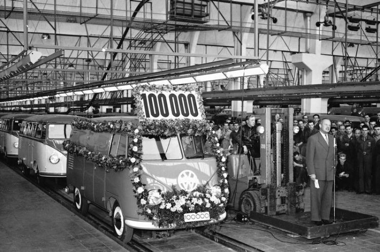 Am 09.10.1954 läuft in Wolfsburg der 100000. Transporter vom Band. Ab März 1956 rollt der Bulli im neuen Transporterwerk in Hannover Stöcken vom Band. (Foto: VWN)