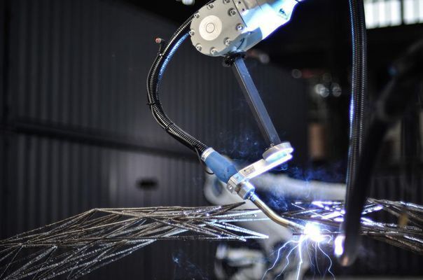Roboter MX3D mit 3D-Drucker für Stahl: Der zu verarbeitende Stahl wird auf 1500 °C erhitzt und dann flüssig an Ort und Stelle verarbeitet.
Foto: Adriaan de Groot (Bild: Adriaan de Groot)