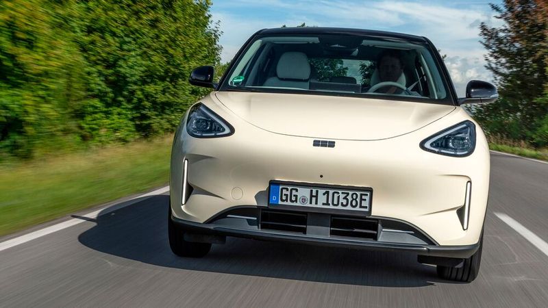Für ein Elektroauto fährt der Geely eher zurückhaltend, obwohl die 116 PS in unserem Testwagen nur 1,44 Tonnen Leergewicht zu bewegen haben. (Bild: Geely)