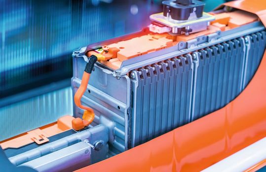 Blick auf eine sogenannte Busbar, die in Elektrofahrzeugen die klassischen Kabel ersetzen kann. Denn Kabel haben bei der derzeitigen Entwicklung gewisse Nachteile. Mit einer Busbar ausgerüstet, werden E-Mobile aber zum Beispiel sicherer und schneller aufladbar.(Bild:  xiaoliangge - stock.adobe.com)