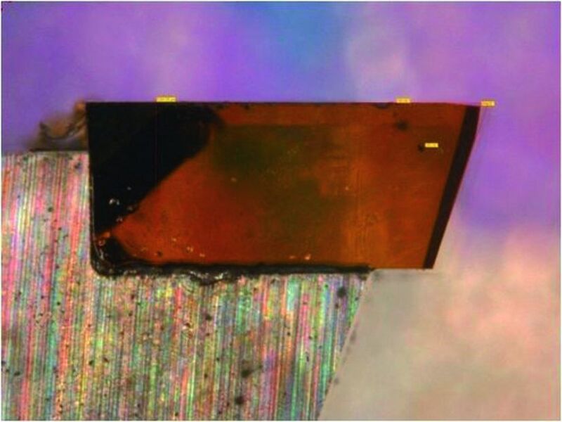 Bild 2: Der monokristalline Diamant wird unter Hochvakuum auf den HM-Träger gelötet. (Archiv: Vogel Business Media)