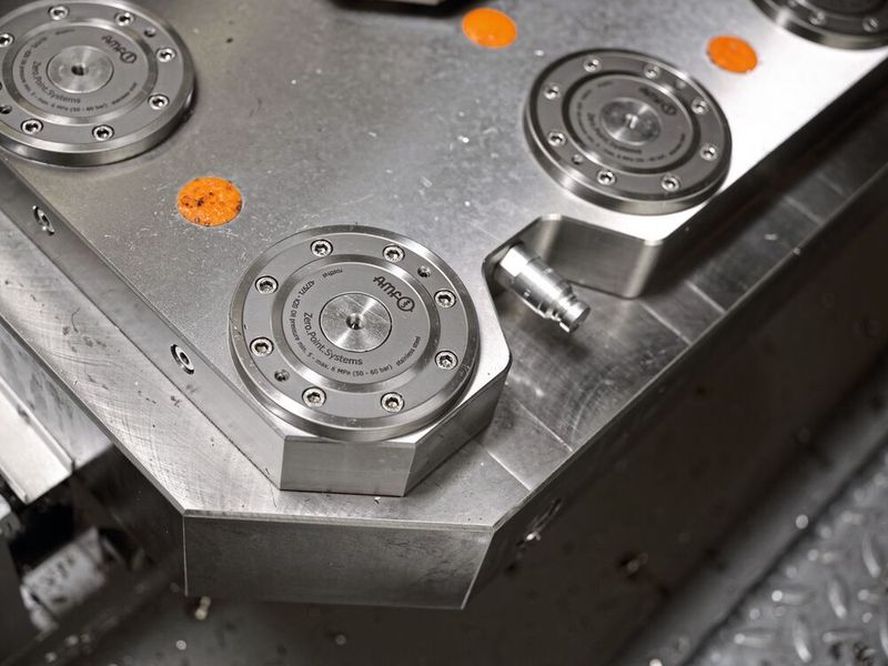 Bei den Rüstzeiten leistet umfangreiche Werkstückspanntechnik von AMF rund um starke und flache Nullpunkt-Spannmodule einen wichtigen Beitrag. (Bild: AMF)