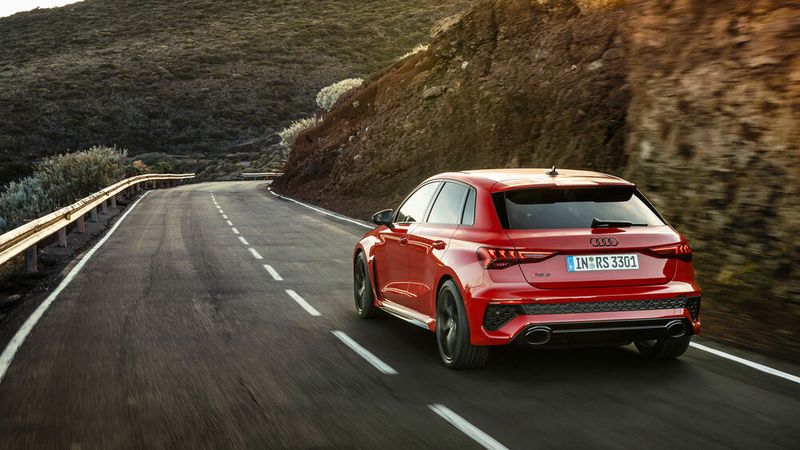 Die großen ovalen Auspuffendrohre werden eng vom Diffusor des RS3 eng eingefasst. (Bild: Audi)