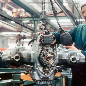 Die mechanische Fertigung umfasst die Komponentenproduktion von Zylinderköpfen,  Kurbelwellen, Kurbelgehäusen, Pleuel und Gelenkwellen. In der Schweißerei werden u.a. Rahmen und Kraftstoffbehälter produziert. Hinzu kommen die Oberflächenbeschichtung (Galvanik, KTL, Pulverlack, Nasslack) sowie die Motorenmontage und Fahrzeugmontage.(Bild:  BMW AG)