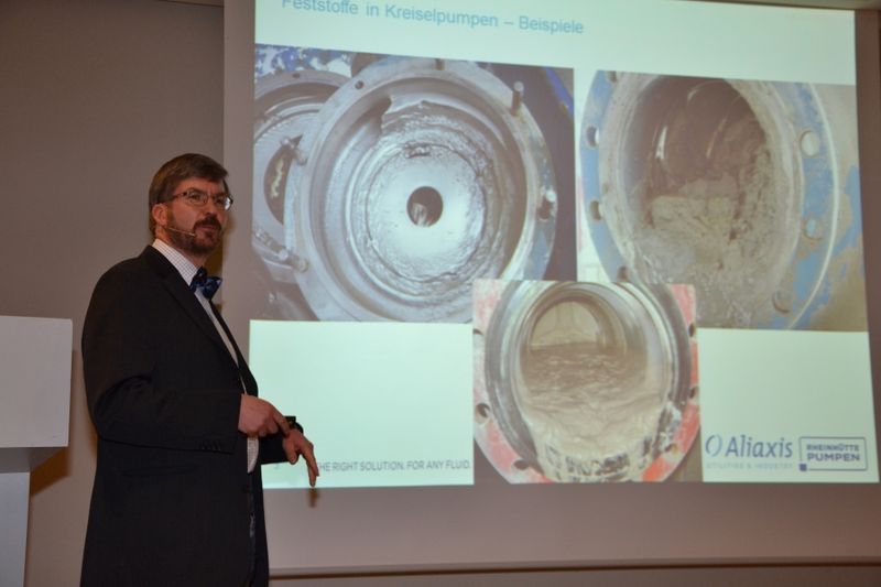 Von Dr. Gerhard Pracht, Rheinhütte Pumpen, erhielten die Teilnehmer einen hervorragenden Überblick über die Vor- und Nachteile verschiedener Werkstoffe in verschleißenden Anwendungen. Die Schadensbilder, mit denen der Werkstoff-Spezialist seinen Vortrag garnierte, waren mehr als lehrreich: So bitte nicht! (Bild: Bausewein/PROCESS)