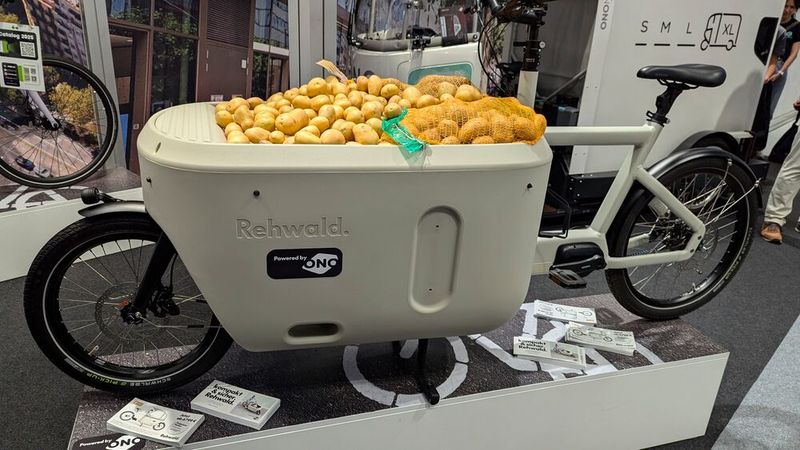 Wie man mehrere Zentner Transportkapazität am besten demonstriert? Na so! (Bild: Dominsky – VCG)