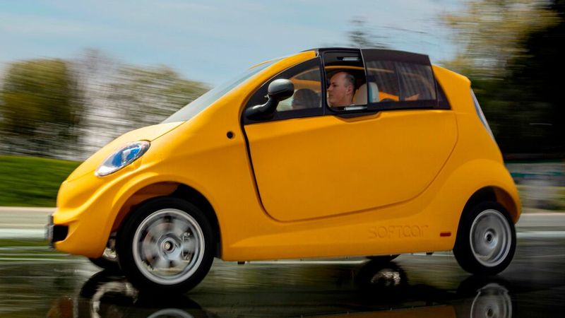 Bis zu 90 km/h soll der rund 3,40 Meter kurze Mini-Stromer schnell werden. (Bild: Softcar)