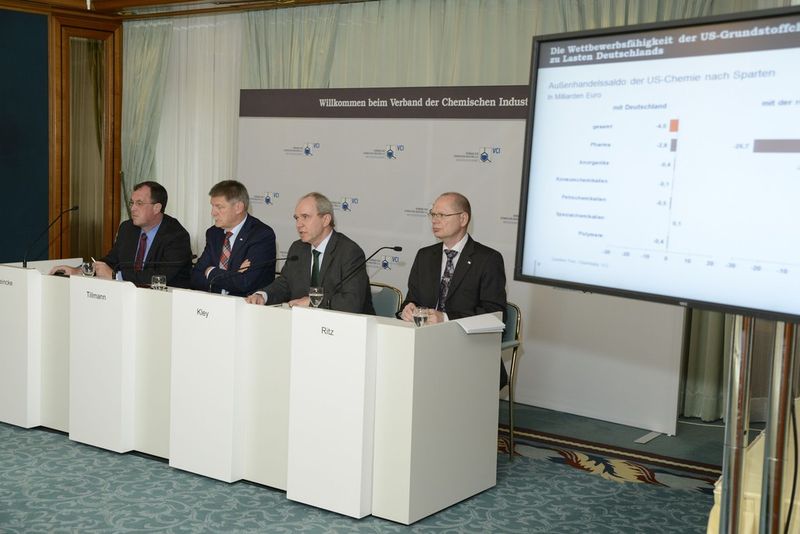 Auf dem Podium von links nach rechts: VCI-Chefvolkswirt Henrik Meincke; VCI-Hauptgeschäftsführer Utz Tillmann; VCI-Präsident Karl Ludwig Kley, VCI-Pressesprecher Manfred Ritz. (Bild: VCI / Mendel)