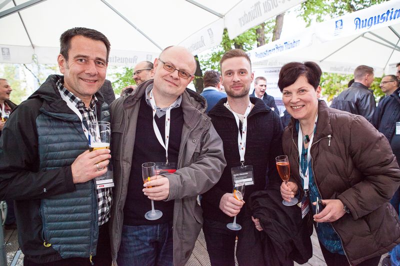 v.l.: Björn Kaun von Lenovo, Adam Janetzki von der SYNAXON AG, Marko Dian von der HPE & Maria Kornhoff von der iTeam Systemhauskooperation bei der entspannten Vorabendveranstaltung im Zollpackhof (iTeam)