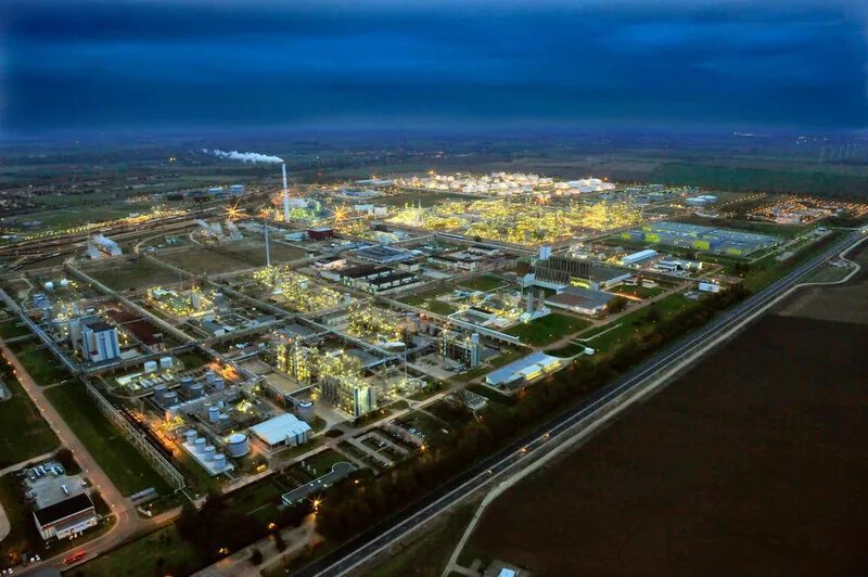 1. Leuna - Im größten Chemiepark Deutschlands arbeiten auf 13 Millionen Quadratkilometern mehr als 100 Unternehmen wie Arkema, BASF, Domo, Linde, Eastman und Total. 
„Wir investieren auch weiterhin kräftig in den Ausbau unserer Infrastrukturen, damit die Unternehmen am Chemiestandort Leuna optimale Bedingungen für weiteres Wachstum und neue Projekte vorfinden