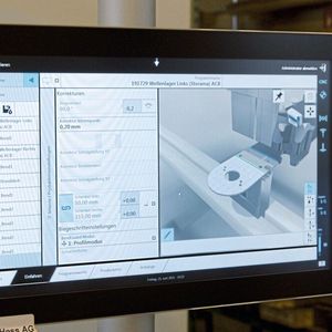 Eindeutig beschrieben: An den Bildschirmen der CNC-Steuerungen erhalten die Fachkräfte ausführliche Informationen über den Bearbeitungsprozess. (Bild:  SMM / Konrad Mücke)